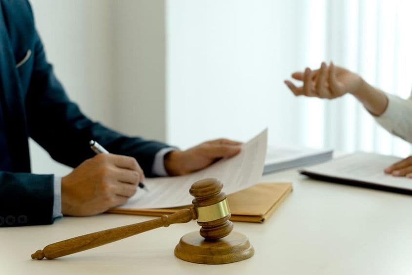 No escritório de advocacia, documentos legais estão sendo preparados para a empresa.