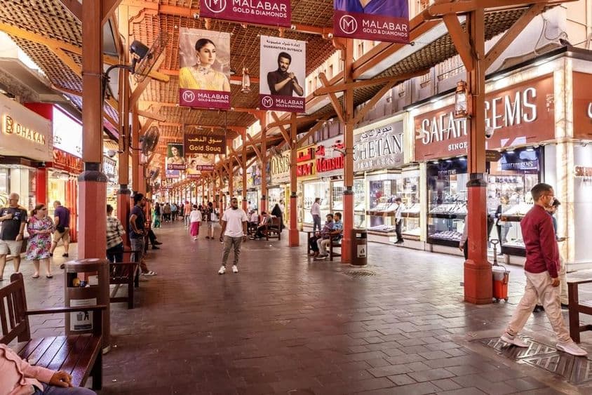 Rua cheia de lojas de ouro no Souq do Ouro, Dubai.