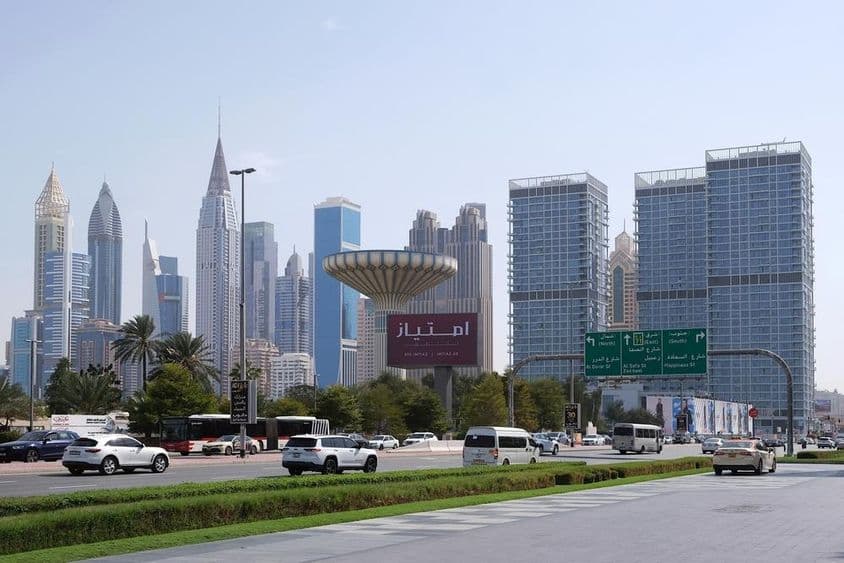 Panorama dos arranha-céus de Dubai vistos da estrada.