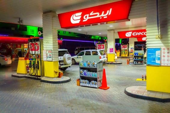 Posto de gasolina Eppco City em Dubai à noite.