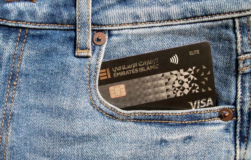 Cartão de crédito Visa de plástico do Emirates Islamic Bank no bolso frontal de um jeans.