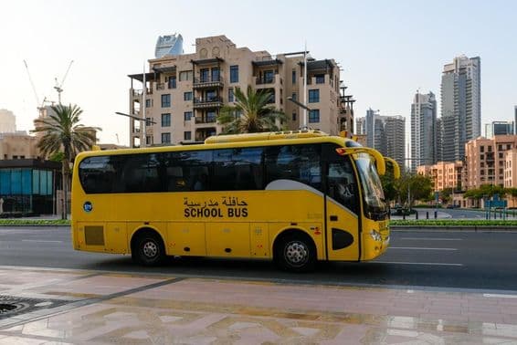 Ônibus escolar de Dubai no centro da cidade.