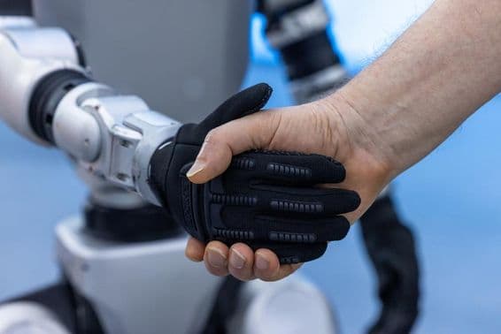 Colaboração entre humano e robô na tecnologia futura.