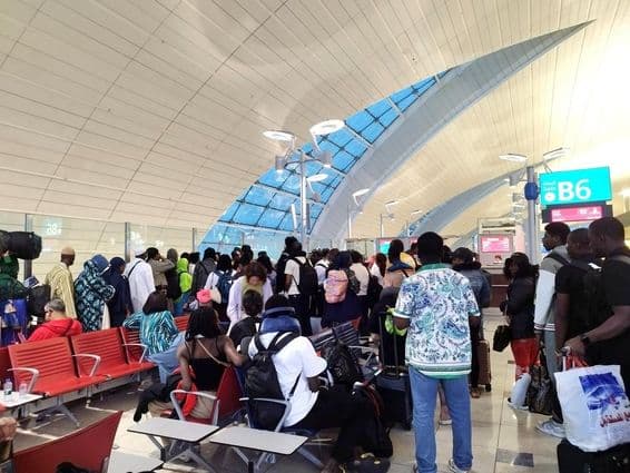 Passageiros fazem fila para embarcar em um voo no Aeroporto Internacional de Dubai.