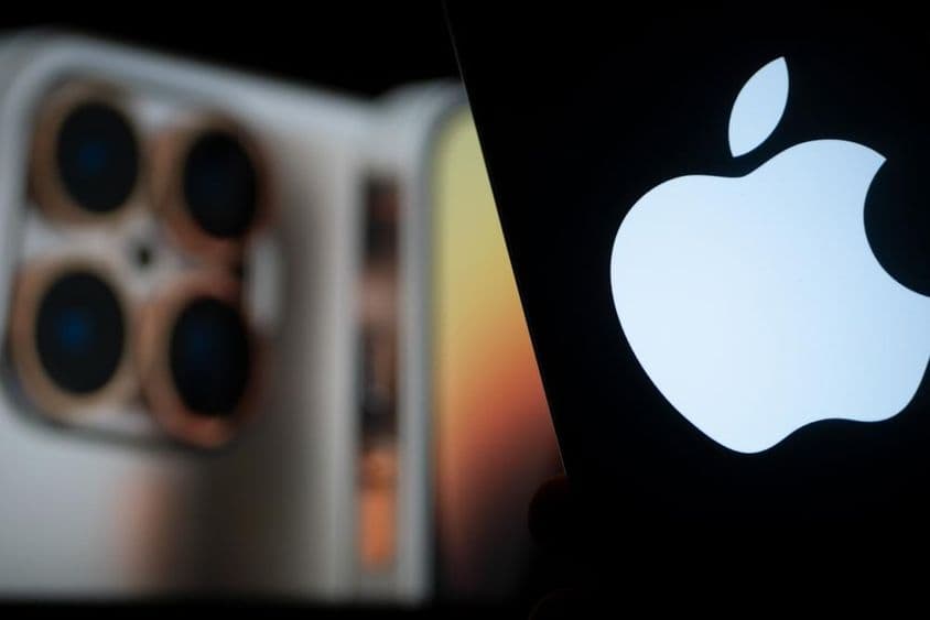 Apresentação do novo iPhone 17 da Apple na tela.