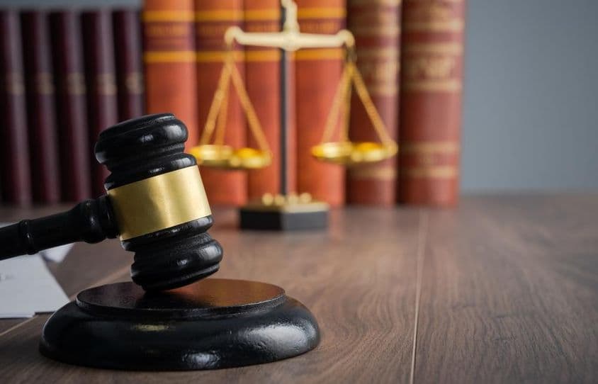 Martelo do juiz sobre uma mesa durante um processo judicial.