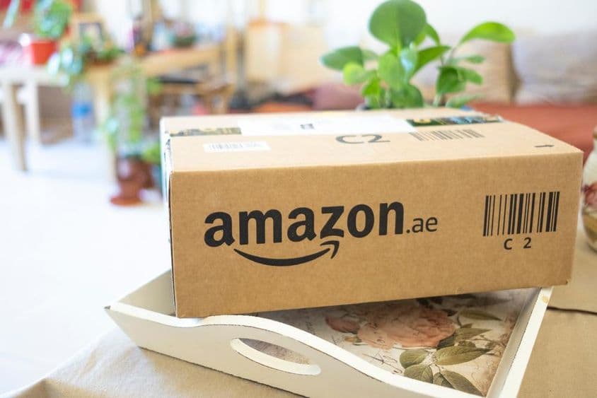 Uma caixa de papelão encomendada pela entrega online da Amazon em uma mesa.