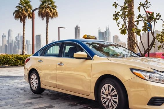 Táxi dirigindo em uma rua de Dubai.