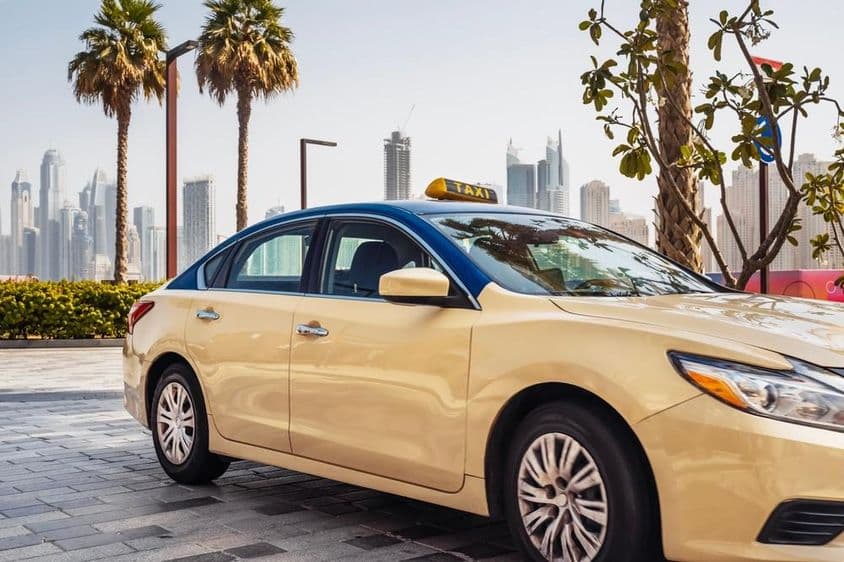 Táxi dirigindo em uma rua de Dubai.