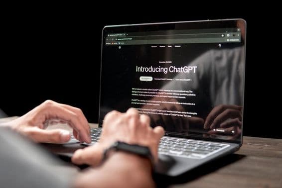 Close-up do site de inteligência artificial Chat GPT.