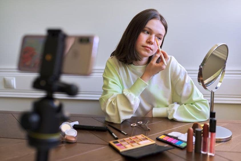 Adolescente, blogueira de beleza gravando um vídeo para um canal de blog.