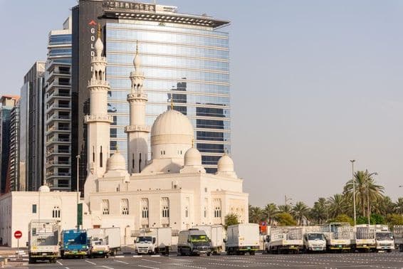 Estacionamento em frente à Mesquita Al Yaqub em Dubai.