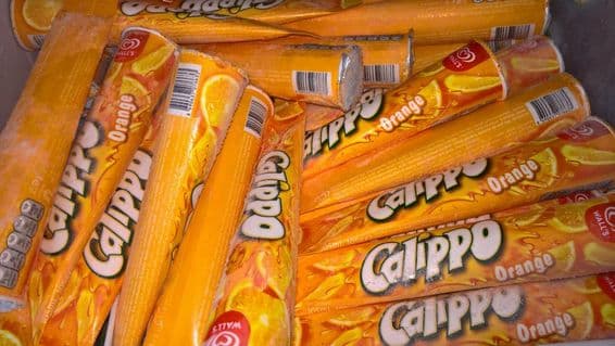 Picolés Calippo no congelador em Dubai.