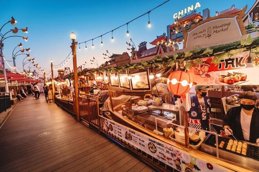 Culinária tradicional tailandesa em restaurante flutuante com comida de rua na vila global em Dubai.
