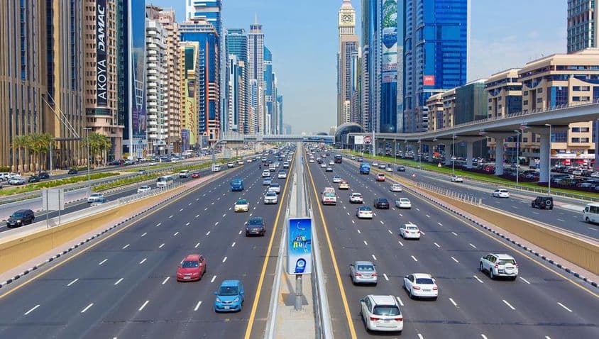 Estrada movimentada Sheikh Zayed em Dubai.