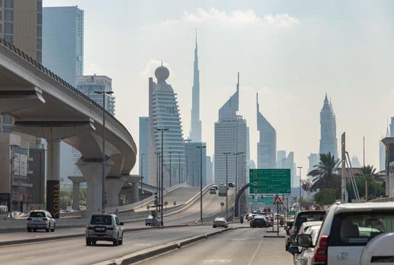 Rua Sheikh Khalifa Bin Zayed, vista em direção aos arranha-céus do distrito do Centro de Comércio.