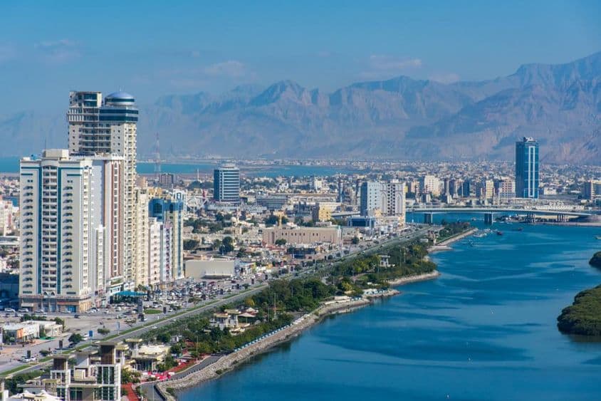Ras Al Khaimah ao norte de Dubai, com vista da cidade e Jebal Jais.