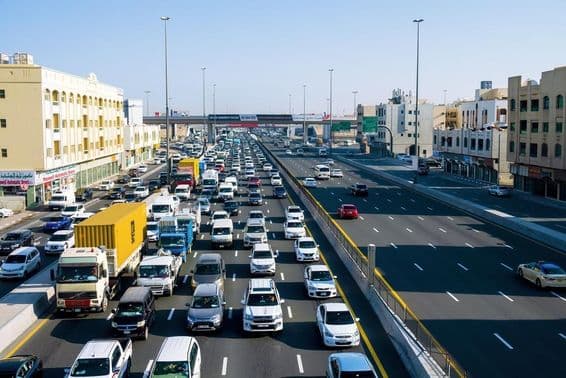 Tráfego em Dubai nos subúrbios.