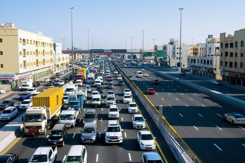Tráfego em Dubai nos subúrbios.