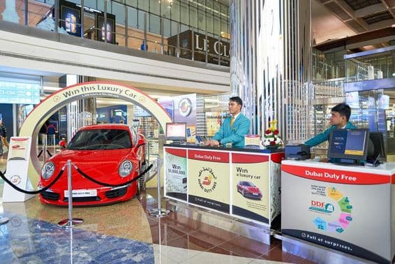 Carro de prêmio dentro do Aeroporto Internacional de Dubai.