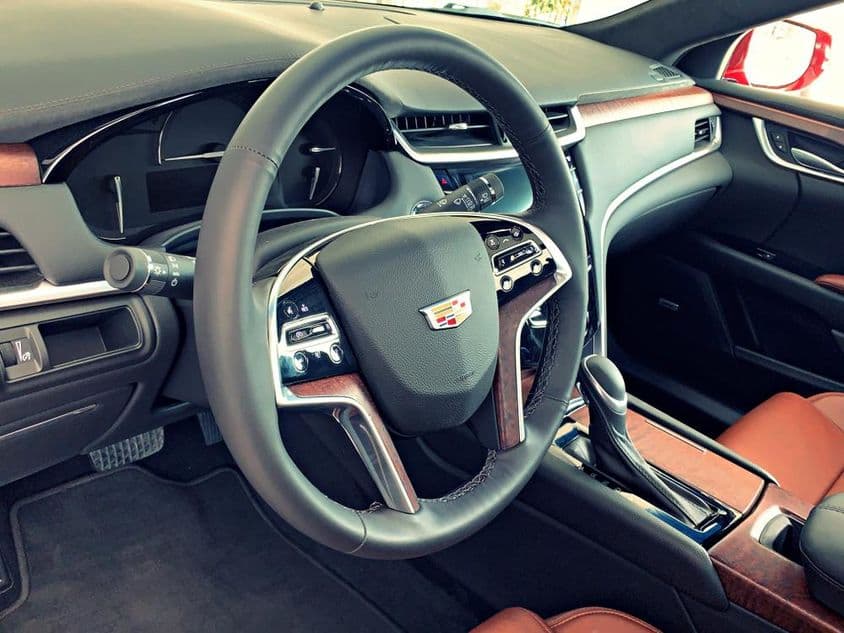 Interior notavelmente elegante de um carro Cadillac.