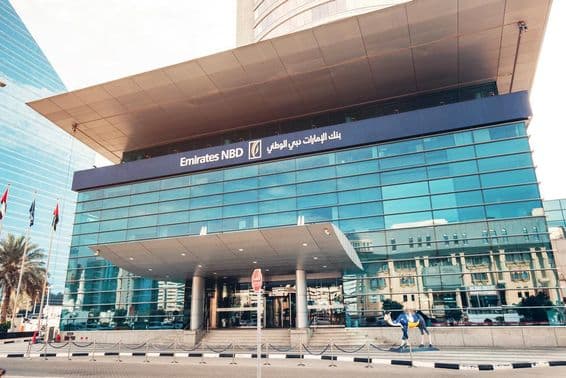 O edifício da torre Emirates NBD em Dubai.