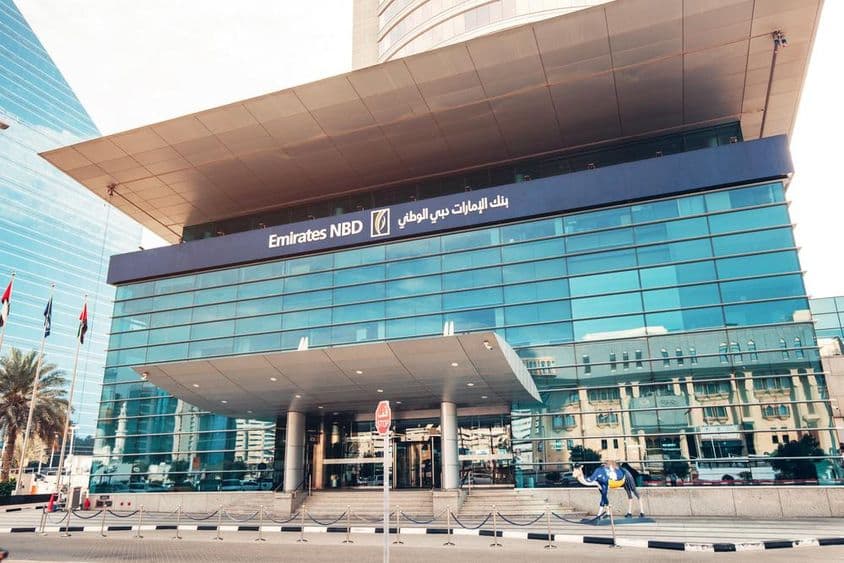 O edifício da torre Emirates NBD em Dubai.