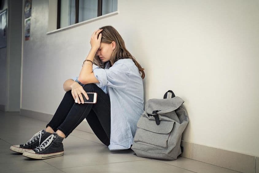 Menina nervosa e deprimida.