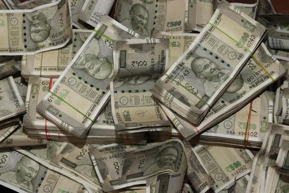 Pilhas de moeda indiana, notas de 500 rupias.