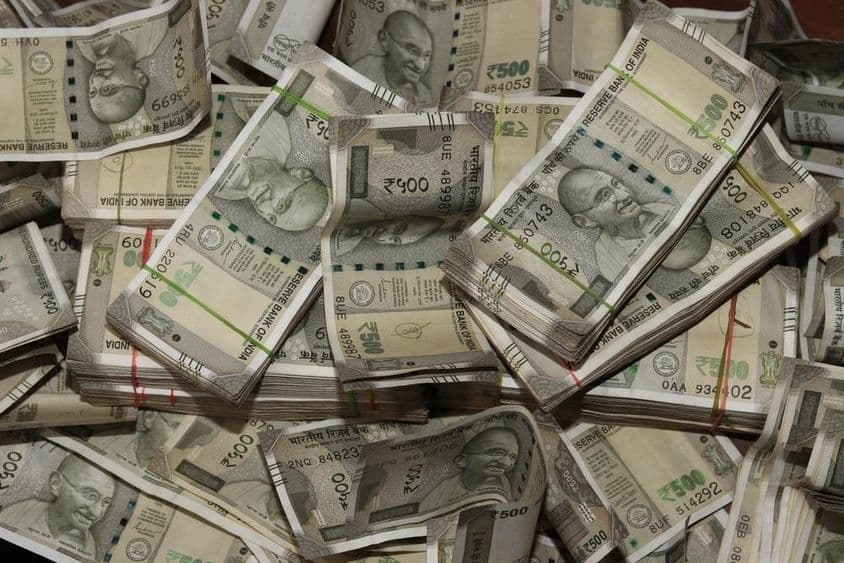 Pilhas de moeda indiana, notas de 500 rupias.