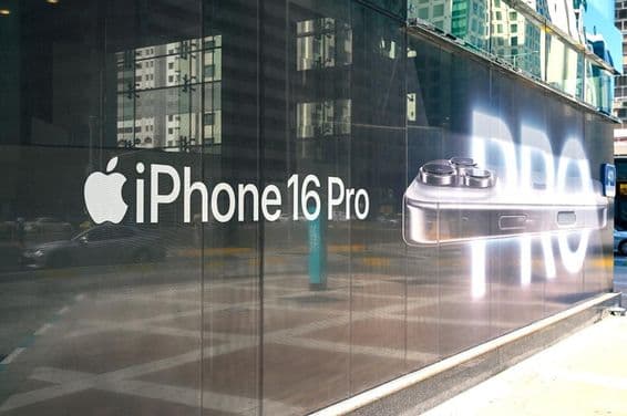 iPhone 16 PRO em uma vitrine de loja.