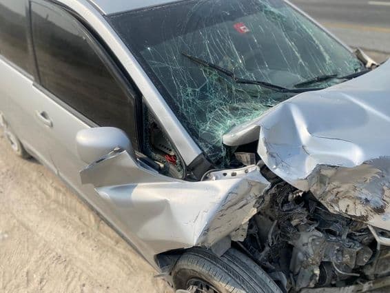 Acidente de carro em Dubai em 15 de julho de 2024.