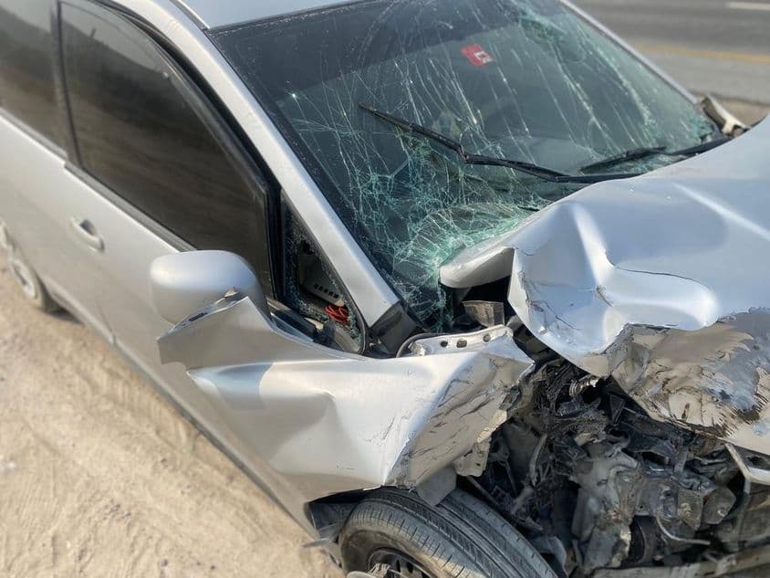 Acidente de carro em Dubai em 15 de julho de 2024.
