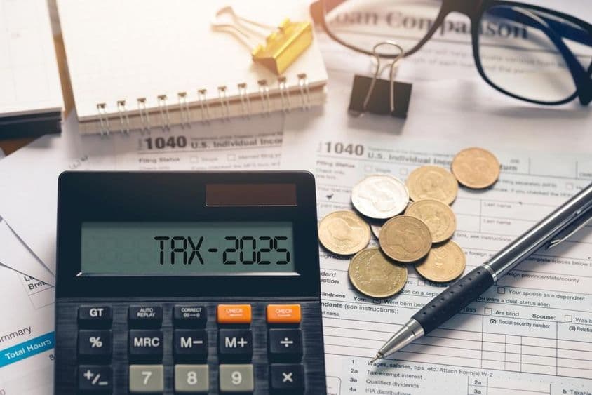 Calculadora de impostos 2025 com formulário fiscal, planejamento e declaração de lucro contábil.