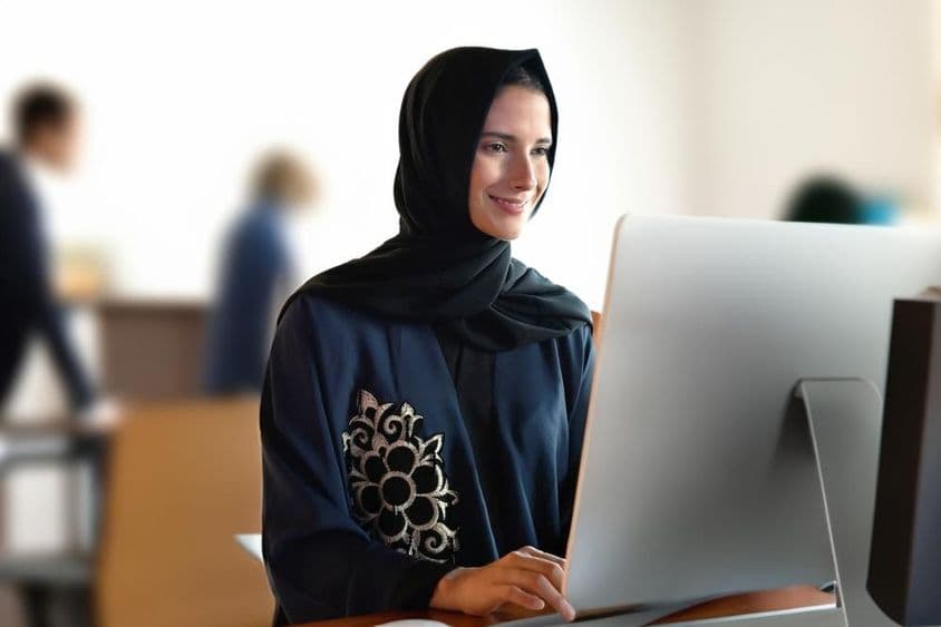 Professor árabe na escola usando abaya e hijab.