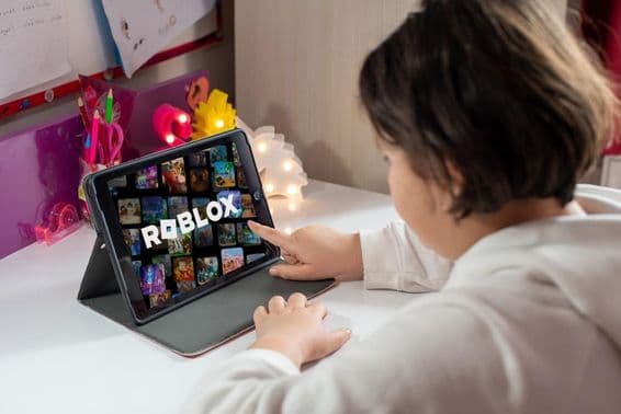 Menina jovem jogando jogo de Roblox.