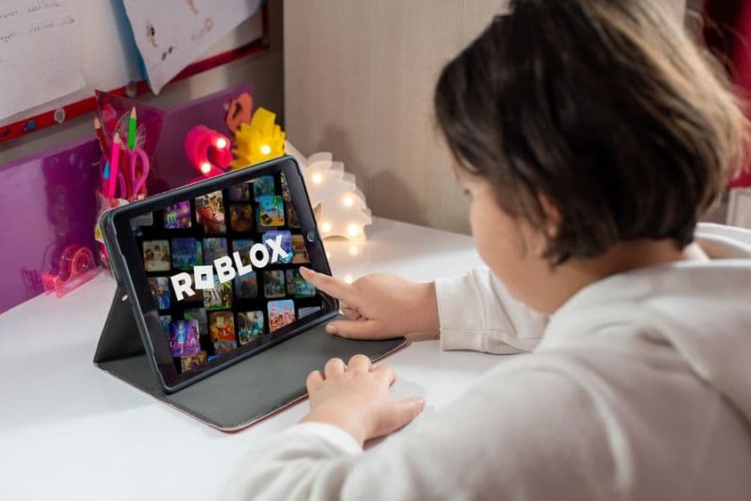 Menina jovem jogando jogo de Roblox.