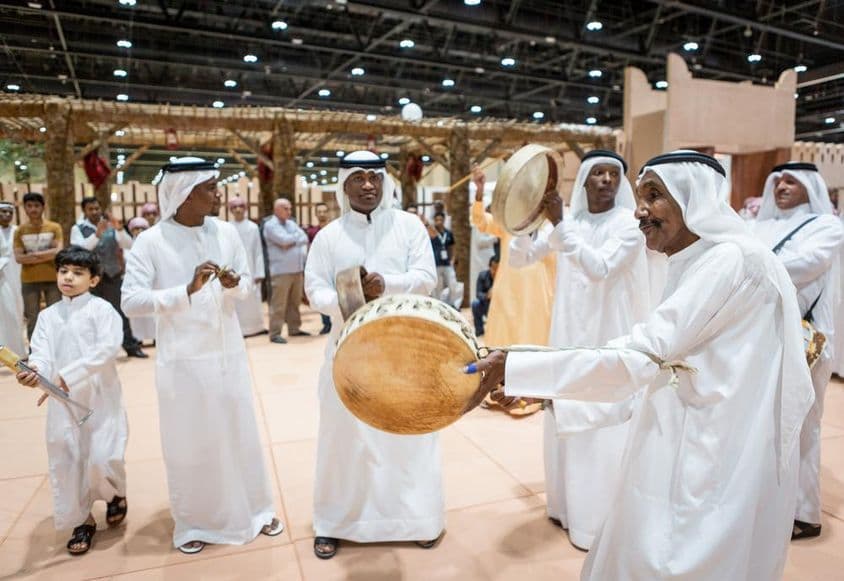 Performance de dança emiradense na Exposição Internacional de Caça e Equestre de Abu Dhabi.