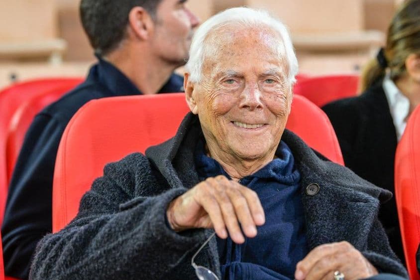 Giorgio Armani em um jogo de basquete da EuroLeague.