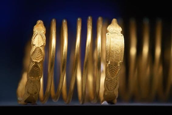 Pulseiras de ouro maciço em exibição.