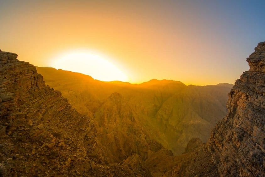 Paisagem do nascer do sol em Ras Al Khaimah, Emirados Árabes Unidos.