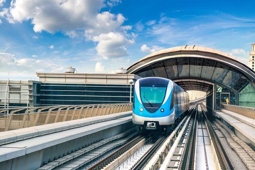 metrô de Dubai em um dia de verão em Dubai.