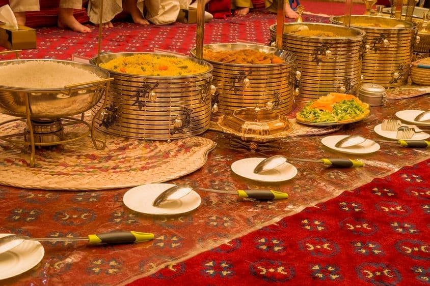 Vista da mesa dourada de banquete preparada para convidados em Dubai.