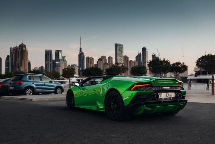 Lamborghini Huracan Spyder em um estacionamento portuário.
