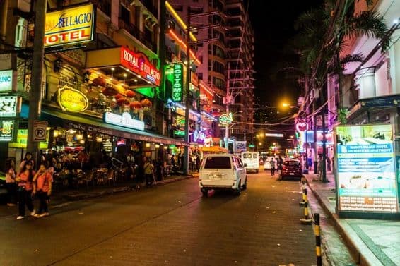 Rua Burgos em Makati City, Manila, Filipinas.