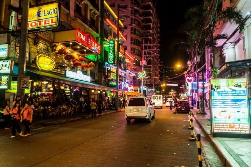 Rua Burgos em Makati City, Manila, Filipinas.
