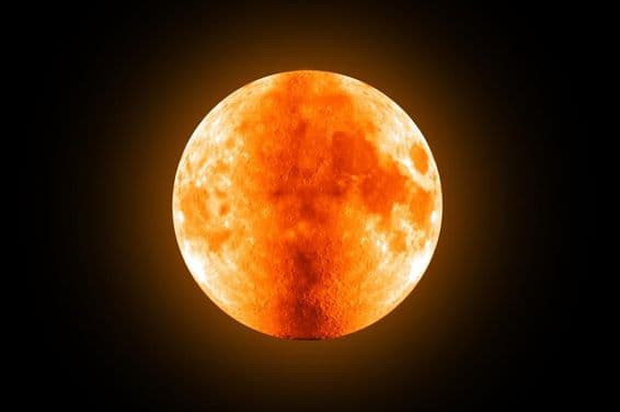 Lua cheia vermelha no céu.