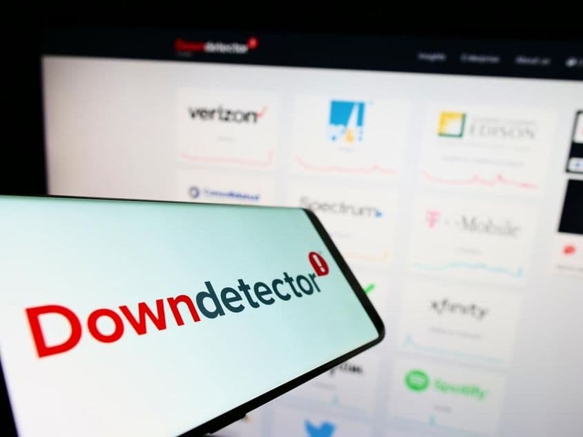 A tela antes de um site apresentando a plataforma online Downdetector.