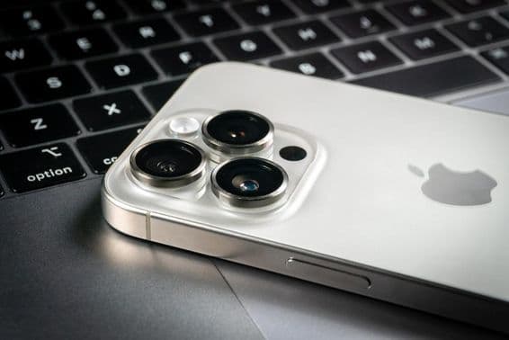 Smartphone Apple iPhone 15 Pro e laptop Apple Macbook Pro modernos.