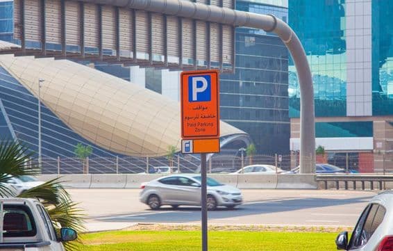Placa de estacionamento pago em uma rua de Dubai.
